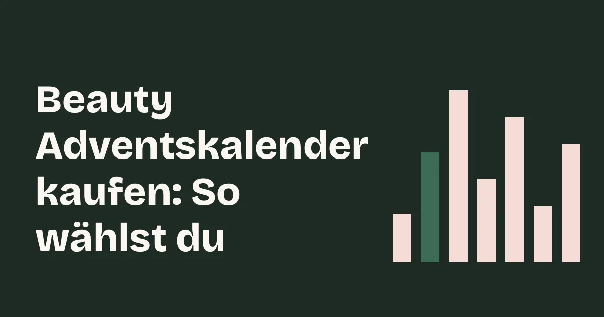 Geöffneter Adventskalender mit Kosmetikprodukten neben einer Tasse auf einem Holztisch